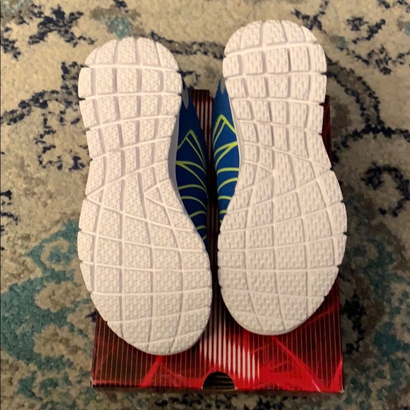 Fila Escaloght kids sizes available - Picture 10 of 11